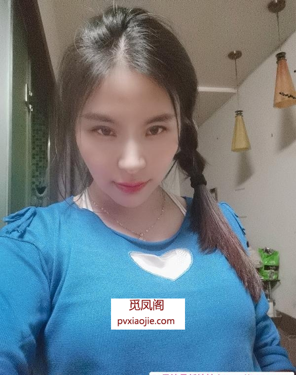 汉口火车站娇小女人